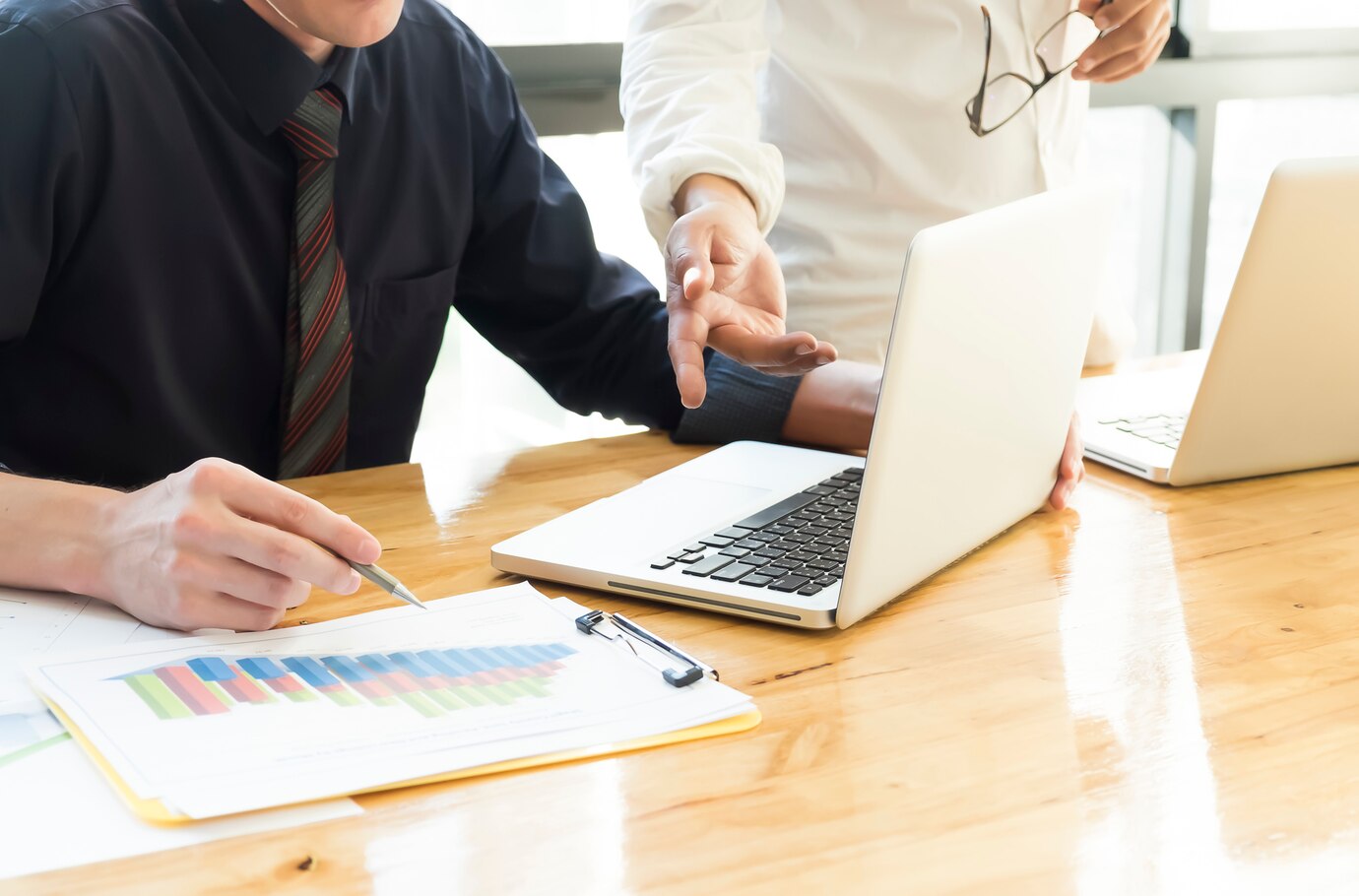 business-people-discussing-analyze-data-chart-teamwork-brainstroming-about-successful-business_1421-658