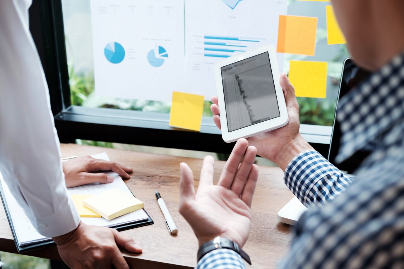 business-people-meeting-design-ideas-concept-business-planning_1421-391